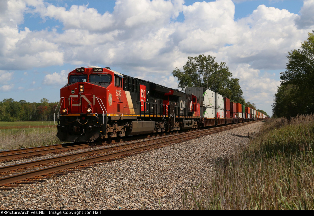 With a clear signal at West Tappan, 3236 & 3078 dig in to get a long Z149 moving faster west